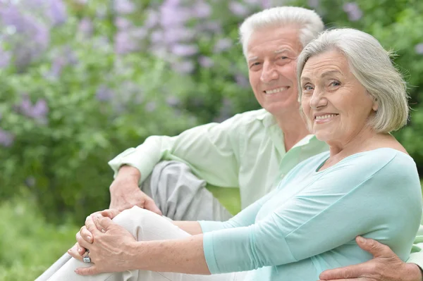 Schöne Seniorin im Freien — Stockfoto