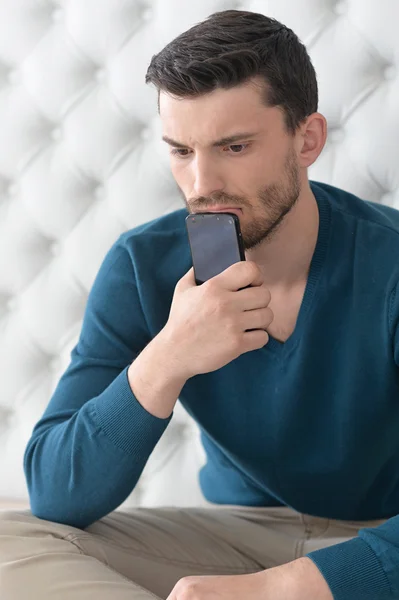 Jeune homme avec téléphone — Photo