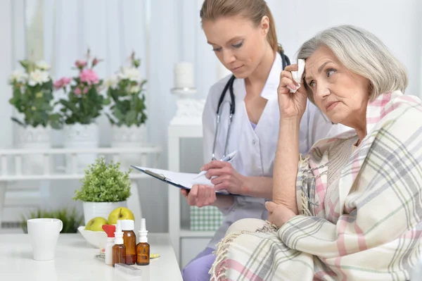 Médecin et sa patiente âgée — Photo