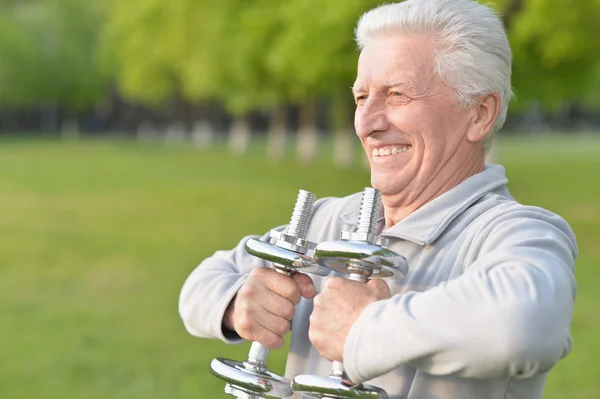아령으로 운동 하는 노인 — 스톡 사진