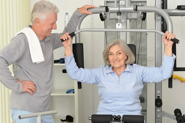 Couple aîné faisant de l'exercice au gymnase — Photo