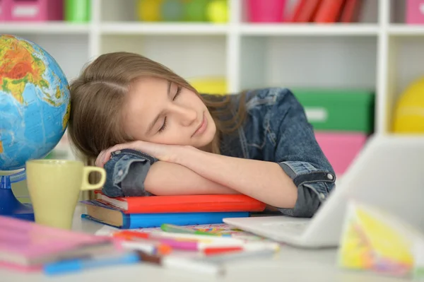 Student tjej sova på böcker — Stockfoto