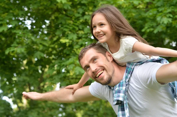 Otec s dcerou v letním parku — Stock fotografie