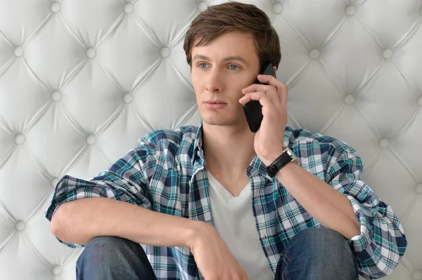 Jeune homme avec téléphone — Photo