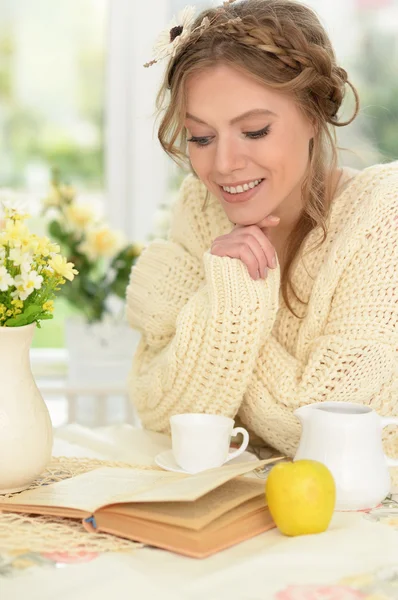 美しい女性がお茶を飲む — ストック写真