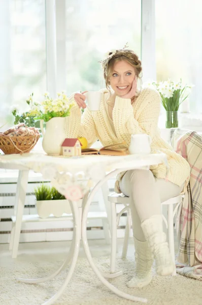 Красива жінка п'є чай — стокове фото