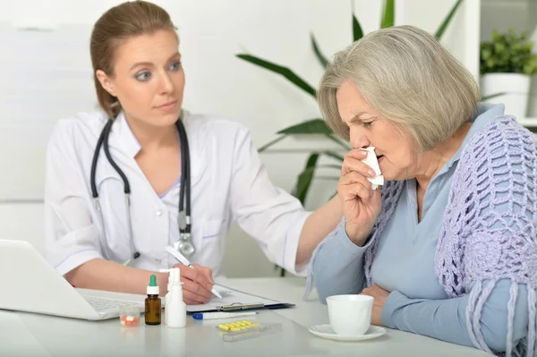 Junge Ärztin und ihr älterer Patient — Stockfoto