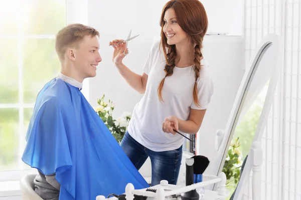 Cliente feliz recebendo corte de cabelo — Fotografia de Stock