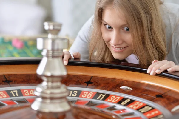 Woman  playing roulette at casino — Stock Photo, Image