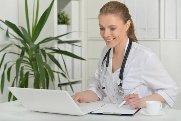 Kvinnlig läkare med bärbar dator — Stockfoto