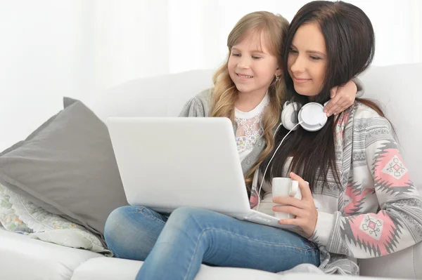 Mor och dotter som använder laptop — Stockfoto