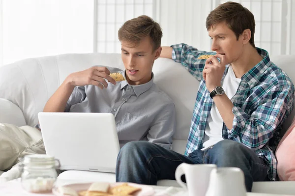 Mannen kijken naar video op laptop — Stockfoto