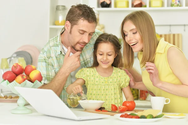 Família e filha com comida — Fotografia de Stock