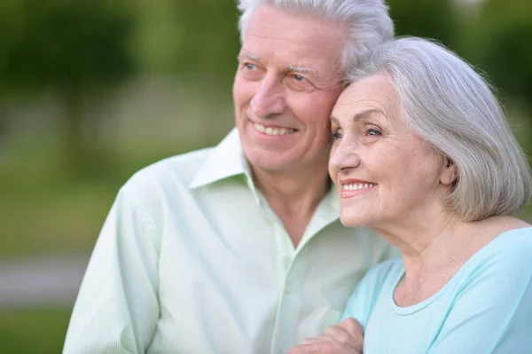 Ouder paar in zomer park — Stockfoto