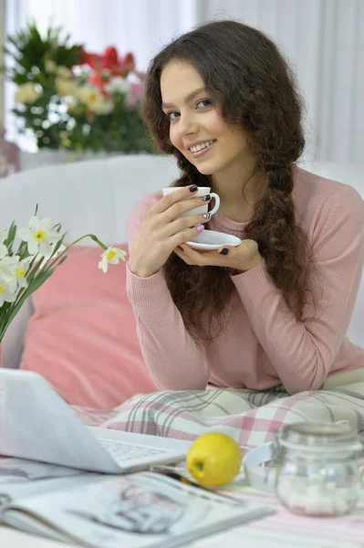 Jonge vrouw met laptop — Stockfoto