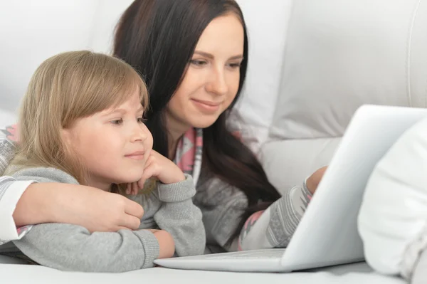 Mor och dotter som använder laptop — Stockfoto