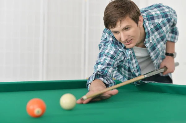 Člověk hraje kulečník billiard klubu — Stock fotografie