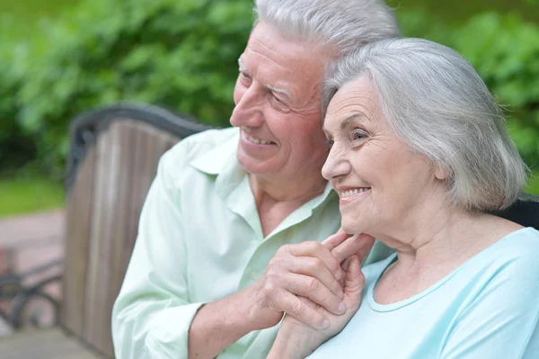 Ouder paar in zomer park — Stockfoto