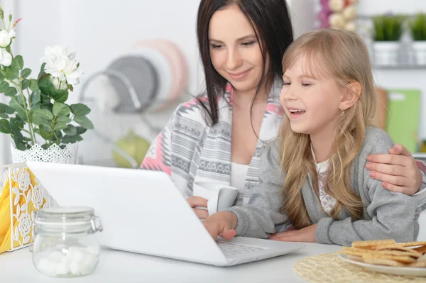 Mor och dotter som använder laptop — Stockfoto