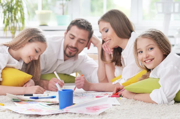 Glückliche Familie malt gemeinsam — Stockfoto