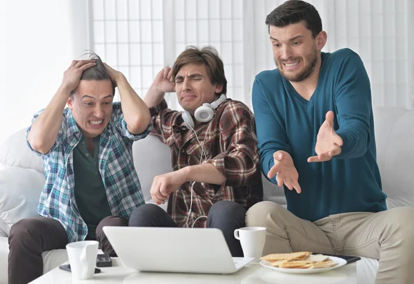 Männer schauen sich Video auf Laptop an — Stockfoto