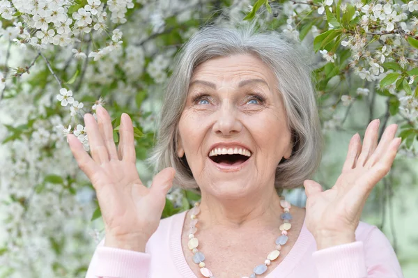 Femme plus âgée avec des fleurs — Photo