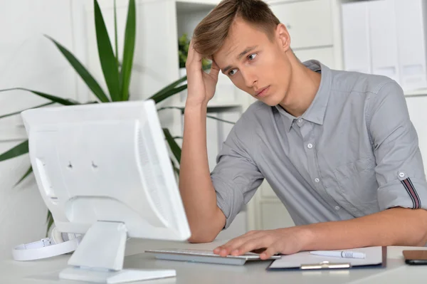 Jonge zakenman met computer — Stockfoto