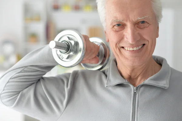 Uomo anziano in palestra — Foto Stock