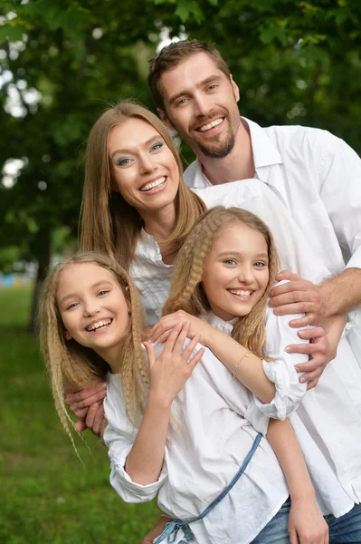 Familia feliz en el parque — Foto de Stock