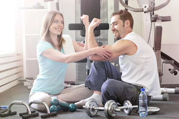 Couple travaillant ensemble dans une salle de gym — Photo