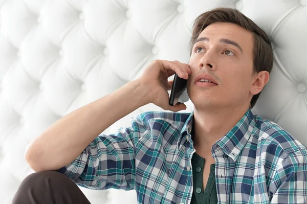 Homem falando ao telefone — Fotografia de Stock