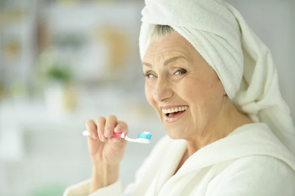 Femme âgée se brossant les dents — Photo