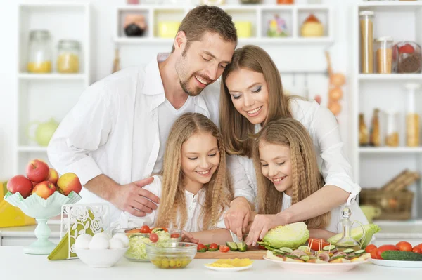 Familia feliz en la cocina —  Fotos de Stock