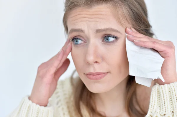 Kranke brünette Frau — Stockfoto