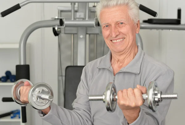 Äldre man i gym — Stockfoto