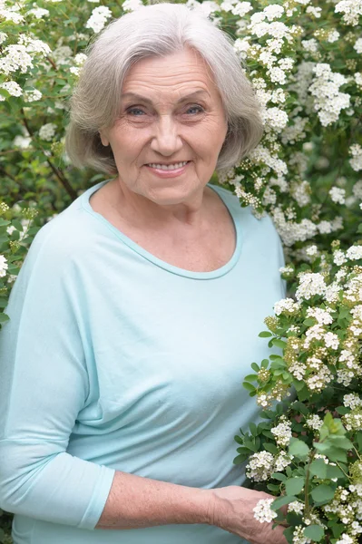 Senior vrouw in groen park — Stockfoto