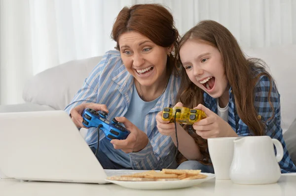 Mother and daughter playing computer games — Stock Photo, Image