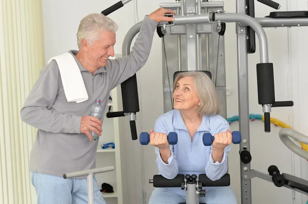 Senior pareja haciendo ejercicio en el gimnasio — Foto de Stock