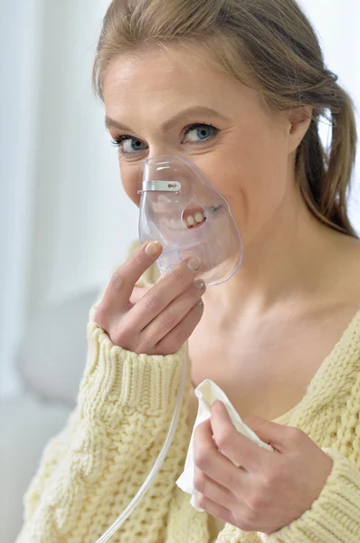 Sjuk kvinna med inhalator — Stockfoto