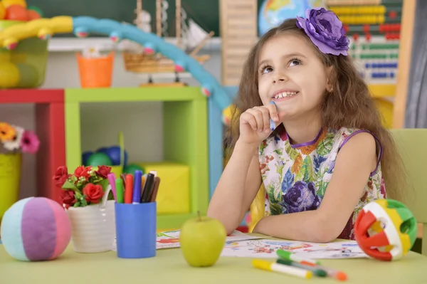 Liten flicka ritning på class — Stockfoto