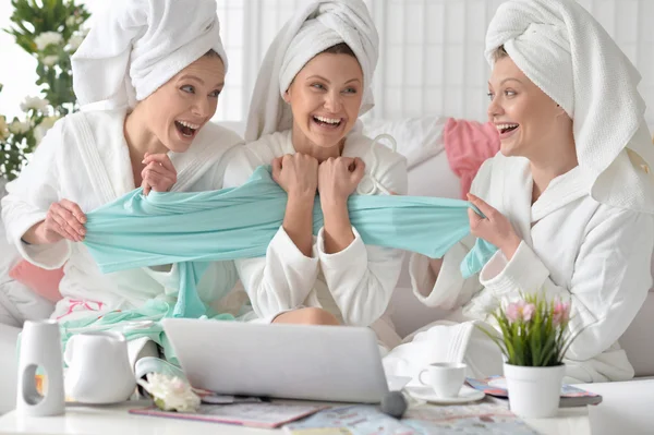Mujeres con albornoces blancos con portátil — Foto de Stock