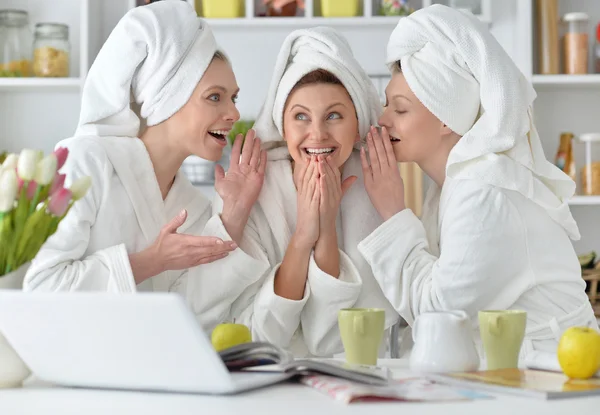 Vrouwen dragen een witte badjassen met laptop — Stockfoto