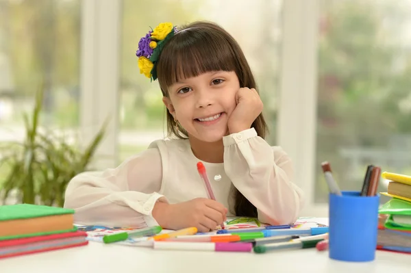 Kleines Mädchen zeichnet im Unterricht — Stockfoto