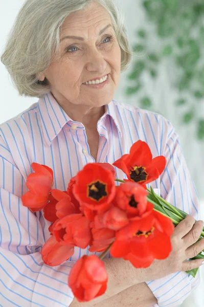 Femme âgée avec des coquelicots en fleurs — Photo