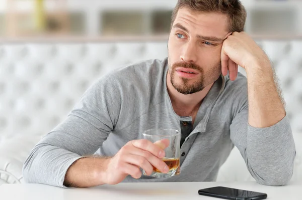 Man with whiskey in glass — Stock Photo, Image