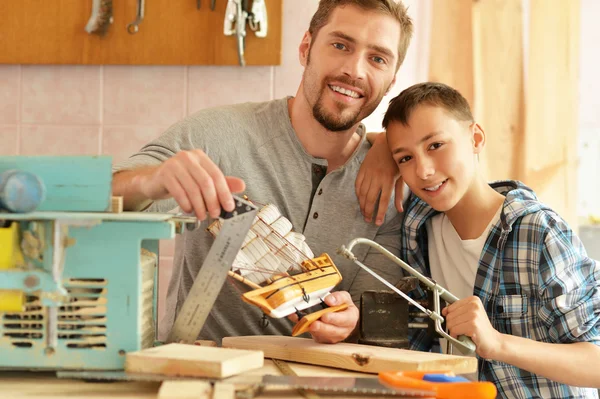 Vader en zoon met speelgoed schip — Stockfoto