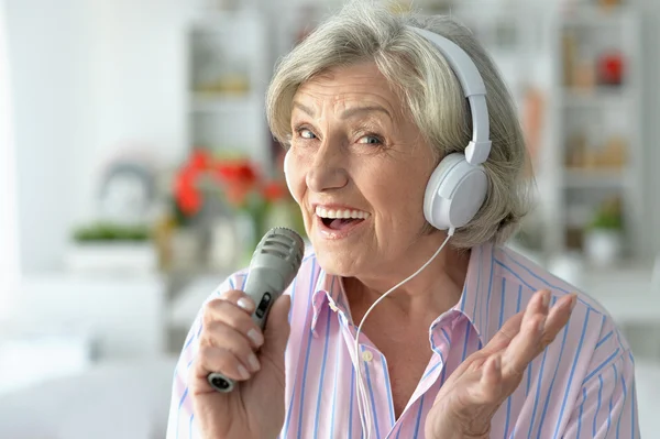 Cantante senior mujer — Foto de Stock