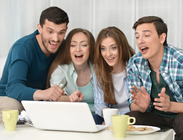 Amigos felizes e laptop — Fotografia de Stock