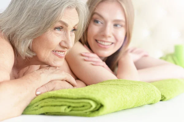 Schöne Frauen bekommen Wellness-Behandlung. — Stockfoto