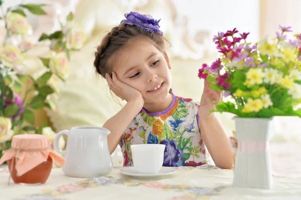 Kleines Mädchen trinkt Tee — Stockfoto